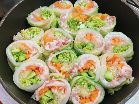 具材を巻き込んだロール白菜鍋