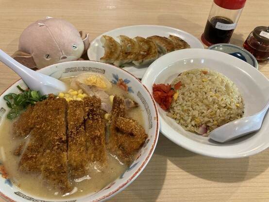 味噌カツラーメン小、半チャーハン、餃子のセットに、めいにゃを添えて