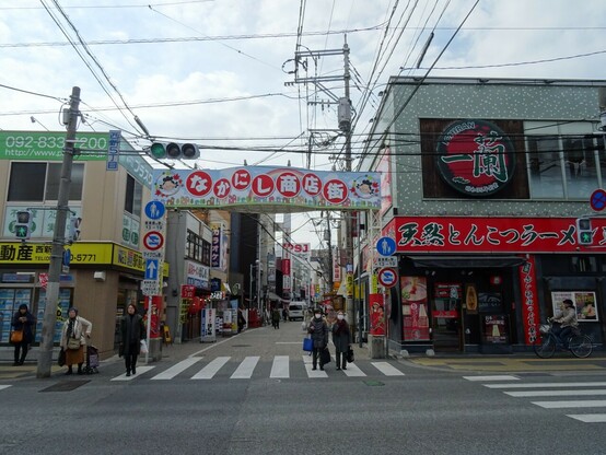 中西商店街の3代目の看板。サザエさんのイラスト入り。