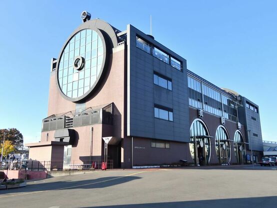 蒸気機関車の形を摸した真岡鐵道真岡駅駅舎