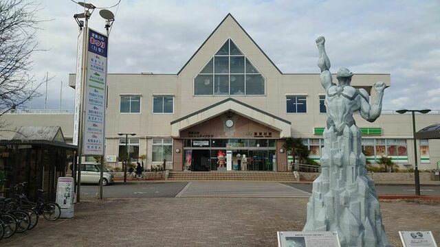 東北本線須賀川駅駅舎と、ウルトラマンのモニュメント