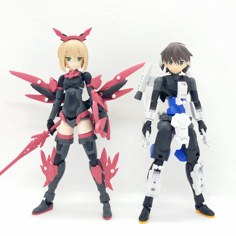 膝下がGタイプ素体のラプトとAタイプのティアーシャ。Aタイプ低身長素体だけど脚が短くなるせいでそれより低身長になってしまう。