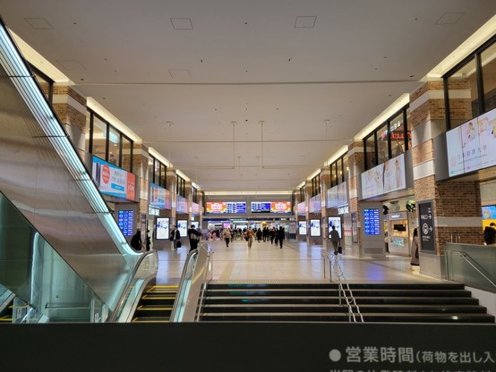 駅のコンコース。天井からぶら下がる広告がない。