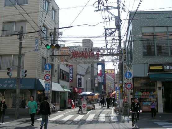 西新商店街の看板がある入り口を正面から。「5」なのは西新5丁目だから。2007年5月。