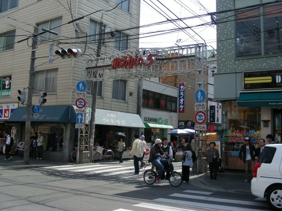 西新商店街の入り口を斜めから。2007年5月。