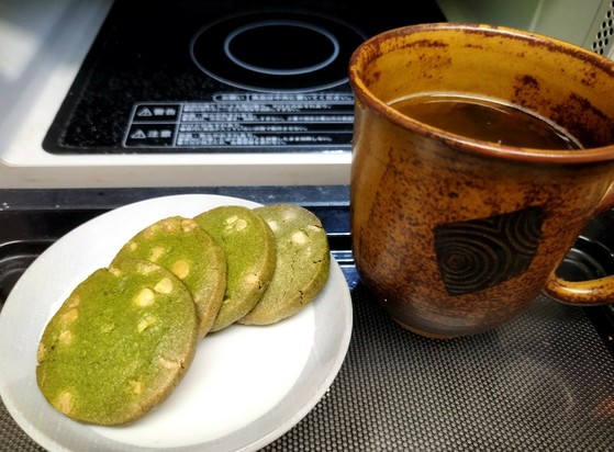 ホワイトチョコチップ抹茶クッキーと緑茶