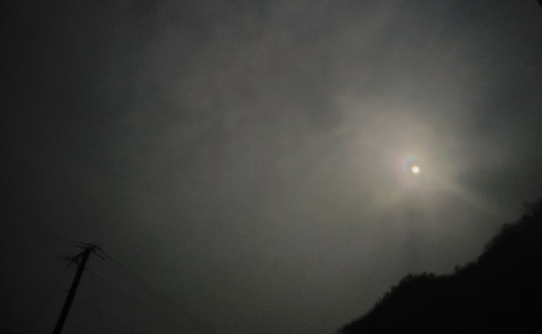 暗い空に明るく輝く月