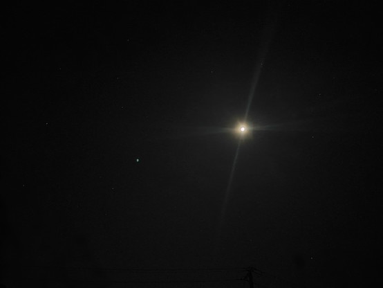 暗い空に小さく月
星もいくつかある