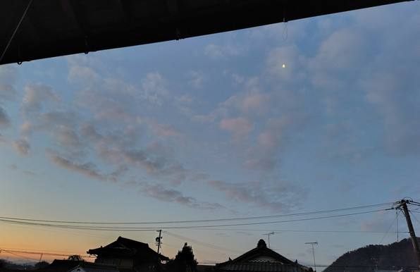 東の空
左下はオレンジ色に染まりつつある