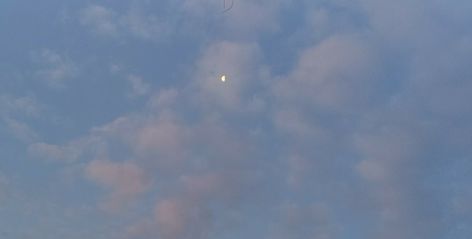 水色の空に薄い雲
雲と月