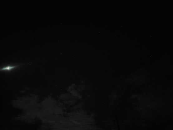 夜空
左に半月、真ん中に薄雲
全体に星