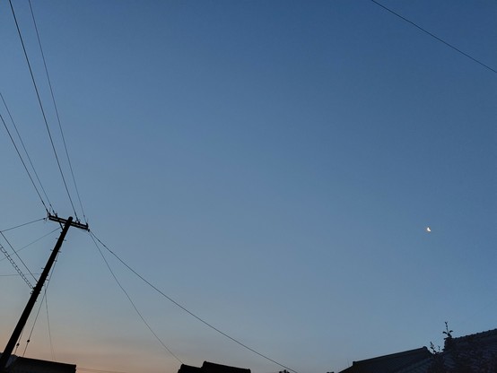 空の写真
右端に小さく三日月
左端の電柱の下は日の出が近く、うっすら赤みがさしている