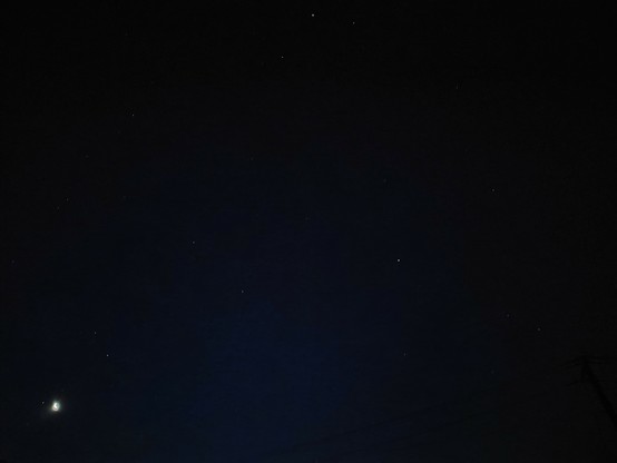 暗い空
左下の三日月は小さいがとても明るく、拡大すると三日月であることがよく判る