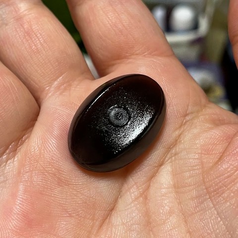 ブラックミントのど飴を取り出したところ　楕円形の黒いキャンディ