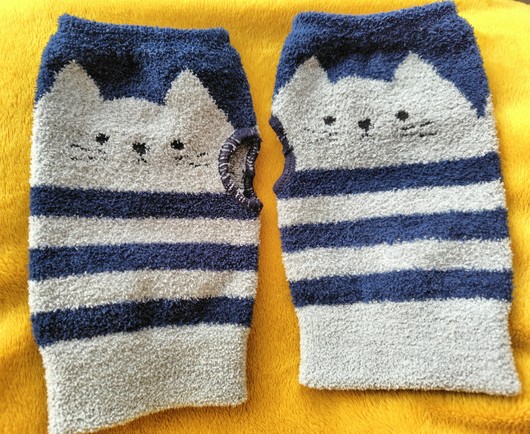 手の甲部分を温めるもの
猫の顔と横縞
色はグレーと紺