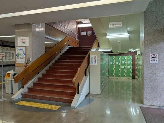 福岡市民会館の階段。