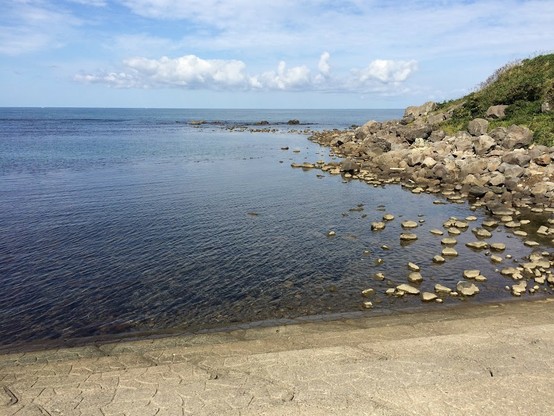 紺碧の海　石の海岸　石階段
