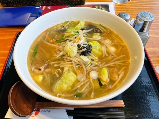 野菜たっぷりタンメン　もやしやキャベツ、キクラゲ、ネギなどたっぷり乗っていて麺が見えない