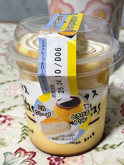 ミルクレープ＆とろけるプリン　ミルクレープをロール状に巻いています