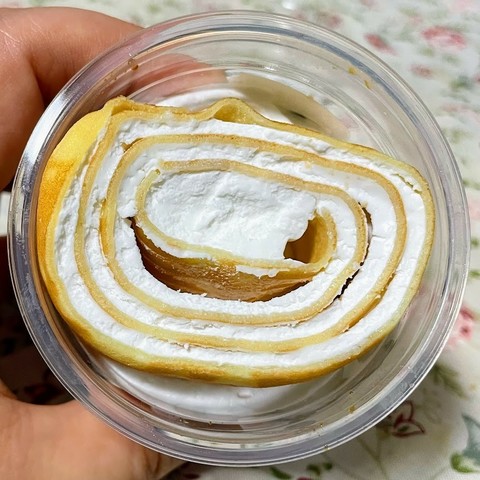 上から見た図　クレープがくるくる巻かれて間に白いクリームが入っている