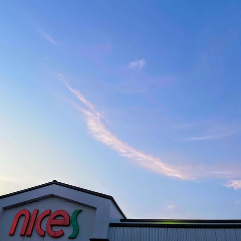 青い空　少し赤く染まった筋状の雲　左下にナイス（スーパー）の建物