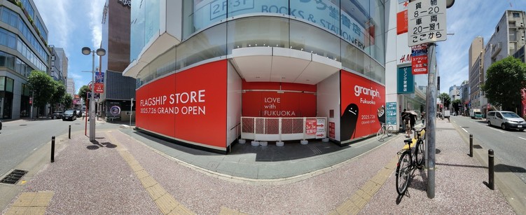 6月20日。パノラマ写真。右側は「graniph Fukuoka 2025.7.26 GRAND OPEN」に変わった。