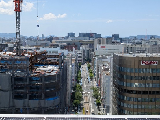 2025年6月。新しい西日本シティ銀行本店を建設中。天神住友生命FJビジネスセンター、ワンフクオカビル、天神ビジネスセンターが建って百道浜方面は見えなくなった。長浜鮮魚市場展望プラザは天神ブリッククロスの陰に。西公園と造船所のクレーンはまだ見えている。天神のNTTの電波塔は解体されて消えかかっている。それと重なって見えているのは三越屋上の電波塔か？　その左側に飛び出ているのはBrillia Tower西新？　祇園町に増えたのは新博多区役所。KBCの電波塔の右側にできたのは須崎公園隣の高層マンション？
